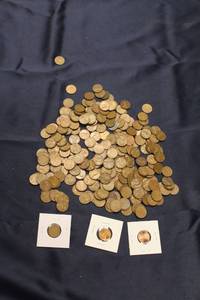 lot 359 image: Large Lot of Lincoln Wheat Pennies and Vintage One-Cent Coins
