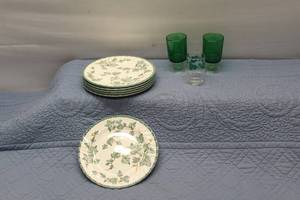 lot 361 image: Set of 7 Barratts Ivy Pattern Plates and 3 Green Glasses