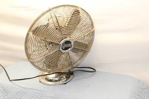 lot 379 image: Vintage Newcomb Table Fan with Chrome Base and Adjustable Speed Settings