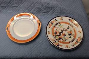 lot 9 image: Set of 2 Decorative Vintage Plates with Floral Patterns