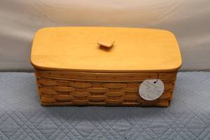 lot 16 image: Longaberger Large Desktop Basket with Wooden Lid