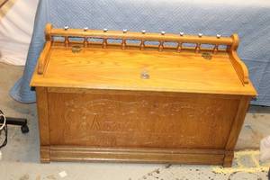 lot 19 image: Vintage Keepsake Chest with Decorative Top and Storage