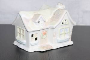 lot 44 image: Ceramic Lighted Holiday Cottage Decor