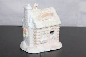 lot 45 image: Lighted Winter Cabin Ceramic House Figurine with Santa Decoration