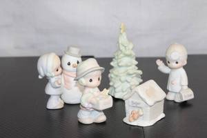 lot 47 image: Collection of 5 Holiday Figurines including Snowman and Christmas Tree