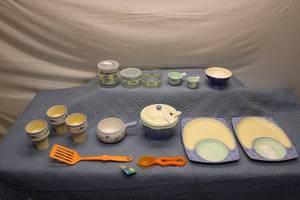 lot 52 image: Pfaltzgraff Summer Breeze Dinnerware Collection - 10 Piece Set