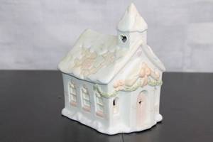 lot 64 image: Ceramic Lighted Christmas House Decor with Snow and Wreath