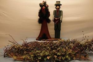lot 93 image: Vintage Winter Holiday Carolers Figurines with Decorative Garland