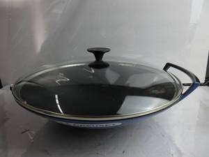lot 63 image: Le Creuset Enameled Cast-Iron 14-14-Inch Wok with Glass Lid, Cobalt Blue BROKEN HANDLE, MISSING HANDLE, NEW