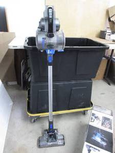 lot 87 image: Hoover ONEPWR Blade Cordless Stick Vacuum Cleaner, Lightweight TESTED, WOKRS, WITH ATACHMENTS SHOW IN PICS, USED