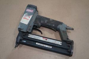 lot 26 image: Senco 18 Gauge Air Nailer