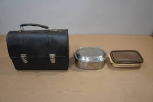 lot 29 image: Vintage Lunch Box with Food Containers