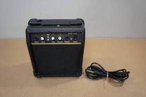 lot 32 image: GM-05 Guitar Amp