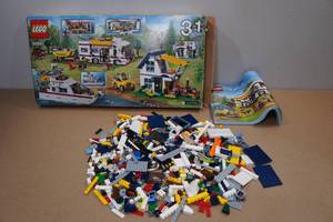 lot 54 image: Assorted Lego Pieces