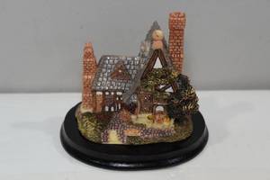 lot 185 image: 12 Mini Cottage Figures