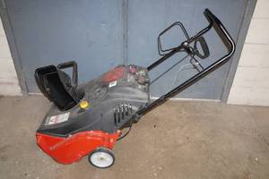 lot 1E image: Troy-Bilt 5.5 HP 21 Gas Snow Blower