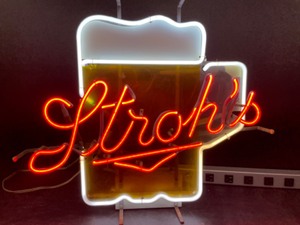 lot 78 image: Strohs beer mug, neon