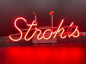 lot 81 image: Strohs Beer, script neon