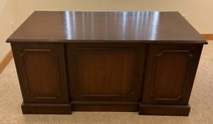 lot 1 image: Indiana Desk Co. Executive Desk (BRING SCREW GUN FOR DISASSEMBLY) MUST BRING HELP TO LOAD 60 L x 30 W x 30 H
