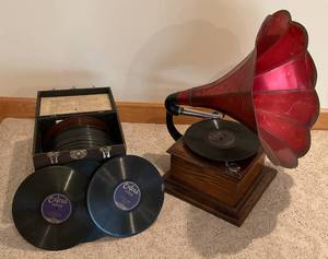 lot 21 image: Antique Graphophone With Records (WORKS)