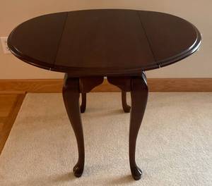 lot 44 image: Small Mahogany Drop Leaf Table 27 12 x 31 12 (Open) 15 12 (Closed) 24 12 Tall