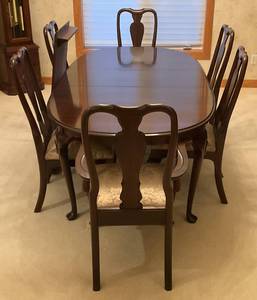 lot 67 image: Amazing Ethan Allen Dinning Table With 6 Chairs & Two Leafs 43 12 W 65 12 L  Without Leafs 1 Leaf 83 12 L 2 Leafs 101 12