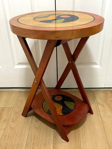 lot 11 image: Kakadu Hand Painted Tray Table