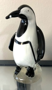 lot 22 image: Art Glass Penguin Figurine