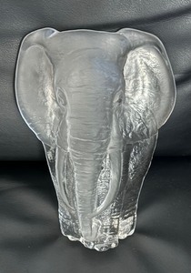 lot 26 image: Mats Jonasson Sweden 28% Lead Crystal Elephant Art Glass