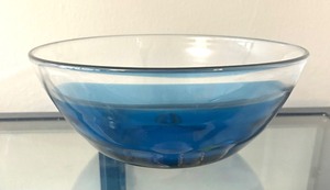 lot 32 image: Beautiful Glass Bowl