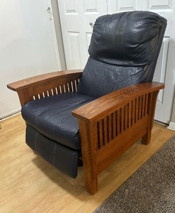 lot 4 image: Arts and Crafts Style Navy Blue Recliner