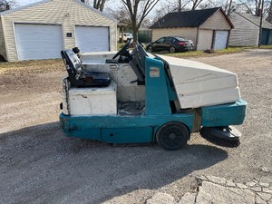 lot 7 image: Tennant 6500 Ride On Floor Sweeper