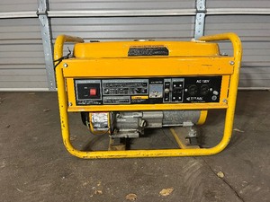 lot 16 image: Titan 2500 Watt Generator