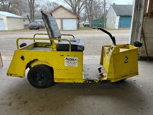 lot 17 image: Cushman Electric Cart