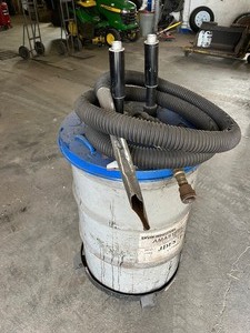 lot 25 image: 55 gal Industrial Vacuum w suction hose