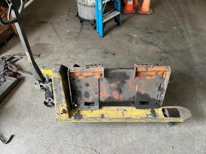 lot 26 image: Bobcat 36 Bucket and Pallet Jack