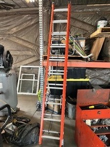 lot 31 image: 20 Fiberglass Extension Ladder