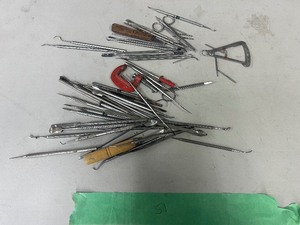 lot 51 image: Large assortment of picks and tools