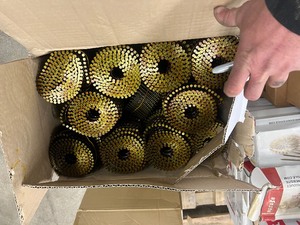 lot 142 image: 1 CASE OF 9000 15 DEGREE WIRE COIL 2-12 X .099 BRIGHT SCREW SHANK BLUNT DIAMOND POINT NAILS