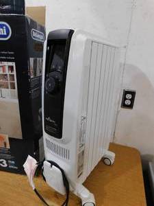 lot 36 image: DeLonghi 1500-Watt 5120 BTU Electric Oil Filled Radiator Space Heater Quiet Full Room Comfort