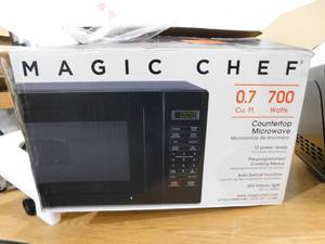 lot 70 image: Magic Chef 17.3 in. W, 0.7 cu. ft. Countertop Microwave in Black with 700-Watt Cooking Power