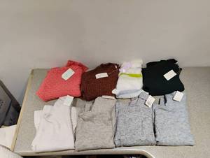 lot 9 image: 8 NEW WOMENS SWEATERS SIZE XS