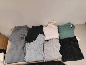 lot 1 image: 8 NEW WOMENS SWEATERS SIZE LARGE