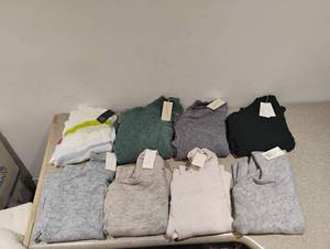 lot 2 image: 8 NEW WOMENS SWEATERS SIZE XS
