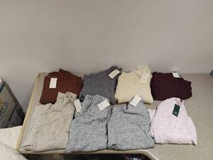 lot 4 image: 8 NEW WOMENS SWEATERS SIZE MEDIUM