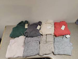 lot 10 image: 8 NEW WOMENS SWEATERS SIZE SMALL