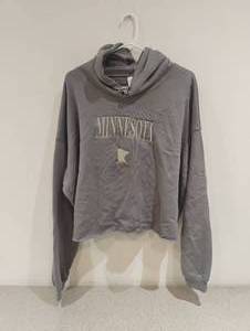 lot 15 image: NEW MINNESOTA CROP TOP HOODIE SWEATER SIZE 2XL