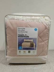 lot 27 image: NEW ROOM ESSENTIALS REVERSIBLE MICROFIBER COMFORTER SET SIZE FULLQUEEN