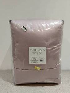 lot 28 image: NEW THRESHOLD BLUSH COMFORTER SET SIZE QUEEN