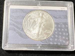 lot 11 image: 2010 AMERICAN SILVER EAGLE 1 TROY OZ .999 FINE SILVER IN CASE